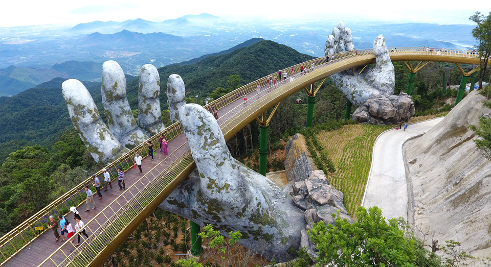 Golden Bridge สะพานลอยฟ้า ในอุ้งมือยักษ์ ที่เที่ยวใหม่บนเขาบานาฮิลล์ เวียดนาม